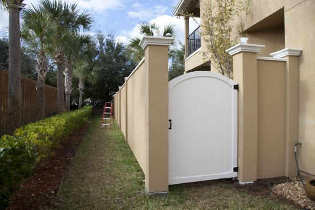 Custom Stucco Fence 040